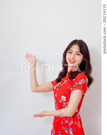 寫著傳統,旗袍,女,白底,寫著微笑,寫著站,指著手指。 寫著傳統,旗袍,女,白底,寫著微笑,寫著站,指著手指。 89214318