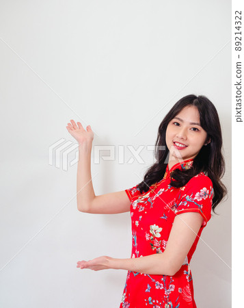 寫著傳統,旗袍,女,白底,寫著微笑,寫著站,指著手指。 寫著傳統,旗袍,女,白底,寫著微笑,寫著站,指著手指。 89214322