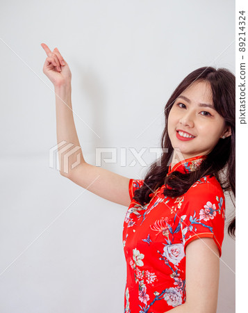 寫著傳統,旗袍,女,白底,寫著微笑,寫著站,指著手指。 寫著傳統,旗袍,女,白底,寫著微笑,寫著站,指著手指。 89214324