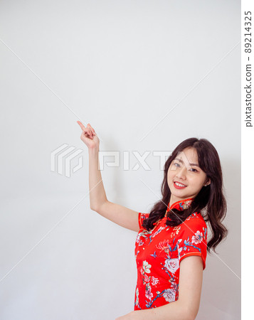 寫著傳統,旗袍,女,白底,寫著微笑,寫著站,指著手指。 寫著傳統,旗袍,女,白底,寫著微笑,寫著站,指著手指。 89214325