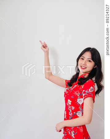寫著傳統,旗袍,女,白底,寫著微笑,寫著站,指著手指。 寫著傳統,旗袍,女,白底,寫著微笑,寫著站,指著手指。 89214327