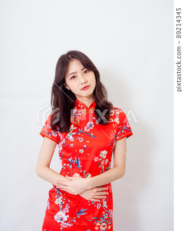 一名白底美女，腹式表情旗袍。 89214345