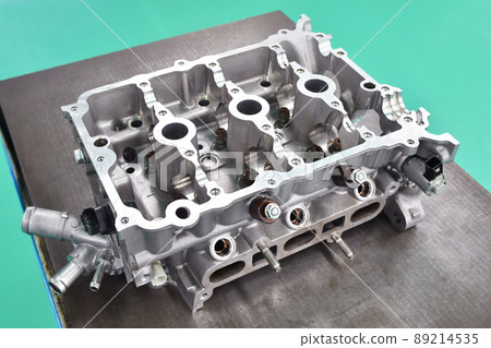 Cylinder head under repair Cylinder head under repair 89214535