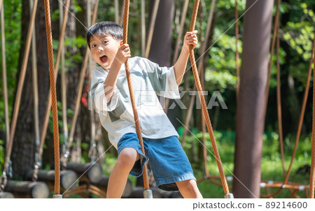 打運動的亞裔男孩 打運動的亞裔男孩 89214600