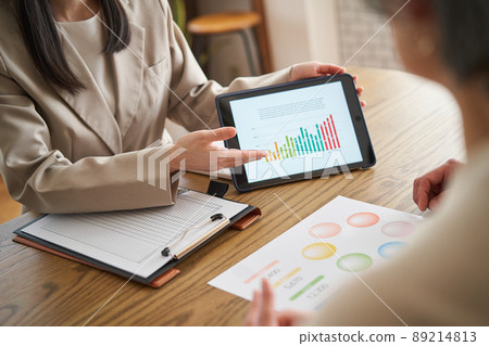 A sales woman who visited the house of an elderly couple 89214813