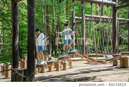 打田徑的亞裔小學生 89214819