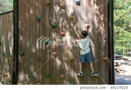 做bouldering的小學男孩 89214820