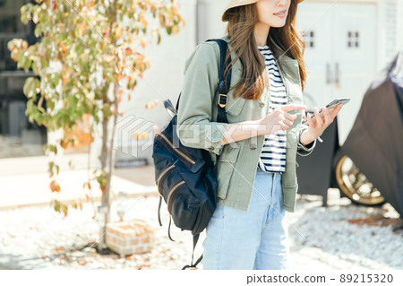 在手機搜索上搜索的女性 在手機搜索上搜索的女性 89215320