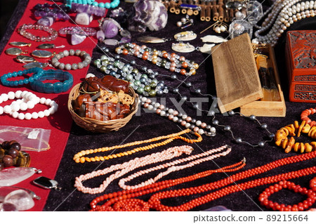 "Antique Market (Accessories)" 89215664