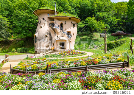 This house at the flowerbed This house at the flowerbed 89216091