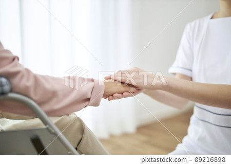 Long-term care image warm hands 89216898