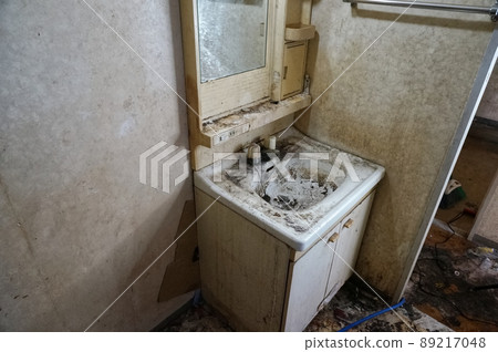 Garbage house washbasin sink of hoarding house Garbage house washbasin sink of hoarding house 89217048