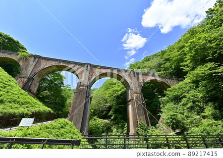 舊信越本線臼井峠和橫河之間的廢棄線路上的第三座磚橋(Megane橋) 舊信越本線臼井峠和橫河之間的廢棄線路上的第三座磚橋(Megane橋) 89217415