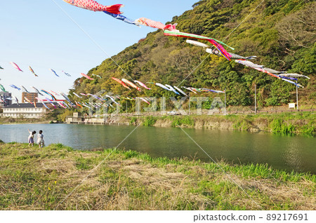 在北九州市小倉南區紫崎川享受鯉魚旗游泳的孩子 89217691