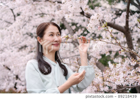 年長夫婦在盛開的櫻花下微笑 年長夫婦在盛開的櫻花下微笑 89218439
