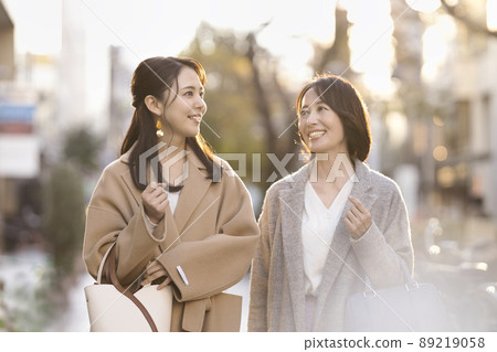 一個穿外套的女人在做風購物 一個穿外套的女人在做風購物 89219058