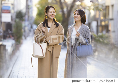 一個穿外套的女人在做風購物 一個穿外套的女人在做風購物 89219061