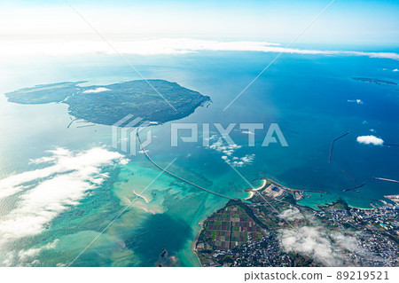 Aerial view from an airplane departing from Shimojishima ・ Irabu Ohashi Bridge and the blue sea connecting Miyakojima and Irabujima Aerial view from an airplane departing from Shimojishima ・ Irabu Ohashi Bridge and the blue sea connecting Miyakojima and Irabujima 89219521