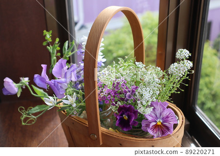 在花園裡用鮮花裝飾凸窗 89220271