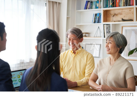 拜訪一對老夫婦家的推銷員 89221171