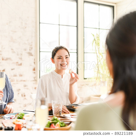 Young women eating 89221189