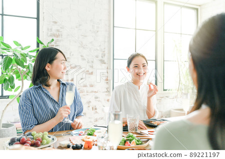Women having a lunch party 89221197