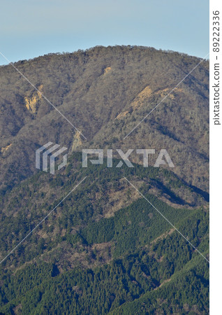 從三重山看日本百大名山之一的丹澤山 從三重山看日本百大名山之一的丹澤山 89222336