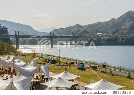 陽光耀眼的湖面上的一座橋 陽光耀眼的湖面上的一座橋 89223899