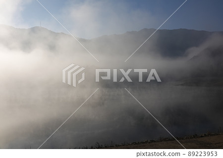 Kinsha Lake surrounded by morning mist 89223953
