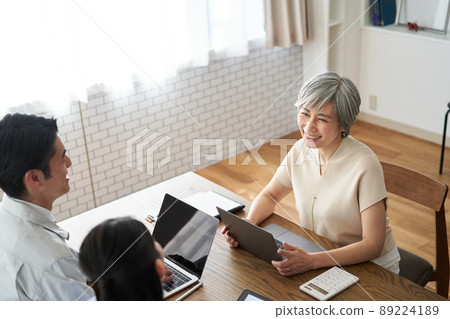老年婦女與穿著工作服的男女交談 老年婦女與穿著工作服的男女交談 89224189