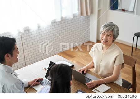 老年婦女與穿著工作服的男女交談 老年婦女與穿著工作服的男女交談 89224190
