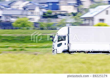 Running truck panning 89225174