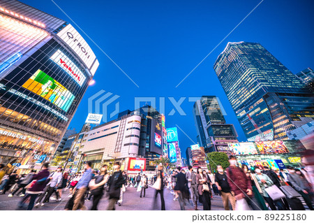 日本東京都市風景 新系統在日本首次確認。澀谷是一個驚人的人群。新的電子公告板出現（在屏幕前）= 4 月 28 日 89225180