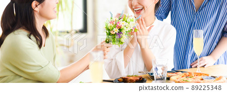 Women having a lunch party 89225348