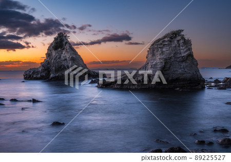 [Minamiboso City, Chiba Prefecture] Funamushi Island and Suzumejima at dusk 89225527