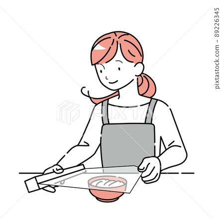 把食物包裝在餐具上的女人 89226345