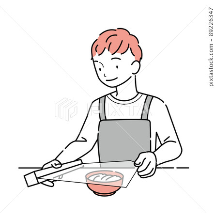 男人把食品包裝在餐具上 89226347