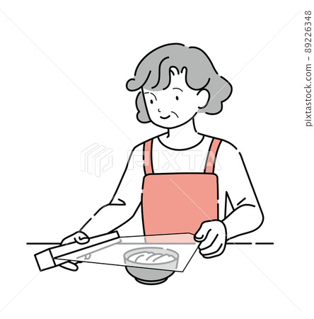 老婦人把食物包裝在餐具上 89226348