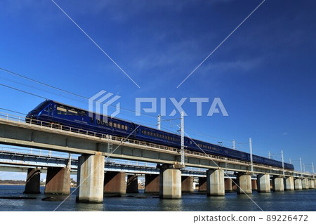 皇家特快在晴朗的天空下運行 皇家特快在晴朗的天空下運行 89226472