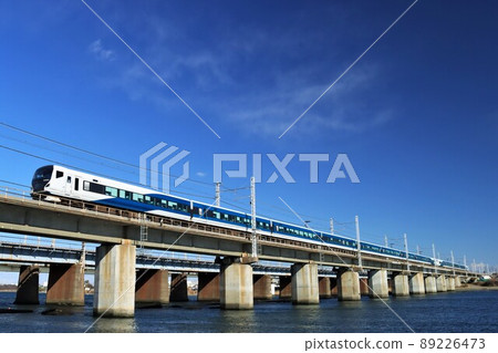 Limited express dancer running under the blue sky Limited express dancer running under the blue sky 89226473