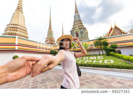 Tourist women with hat leading man to travel in Wat Pho temple 89227161