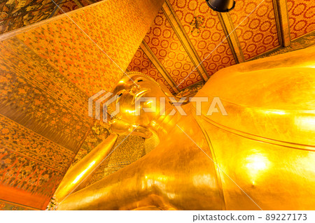 Reclining golden buddha inside pagoda at Wat Pho 89227173