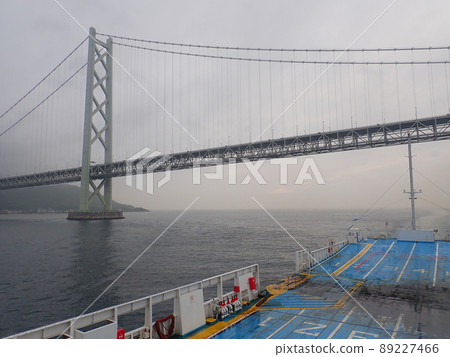 渡輪通過吊橋的照片 渡輪通過吊橋的照片 89227466