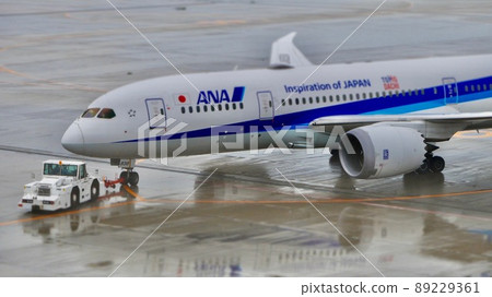 Airplane in pushback 89229361