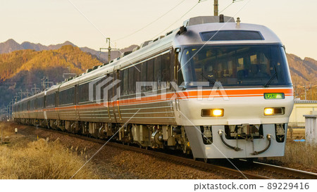 飛騨列車開往大阪 10節車廂列車 89229416