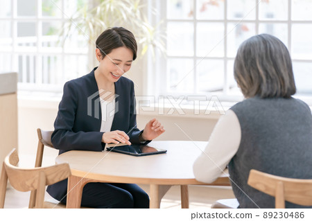 Business woman face-to-face counseling 89230486