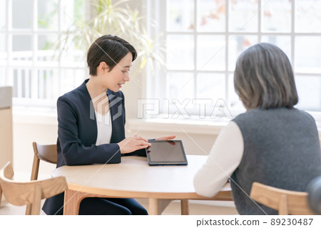 女商人面對面諮詢 女商人面對面諮詢 89230487