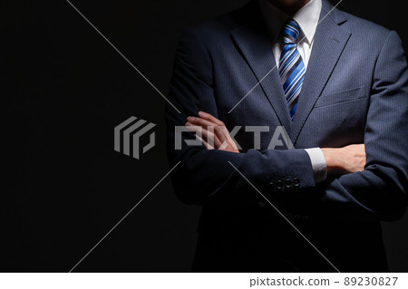 雙臂交叉的商人中間人 89230827