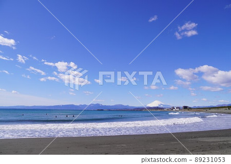 Mt. Fuji in the snow seen from the Chigasaki coast in winter Mt. Fuji in the snow seen from the Chigasaki coast in winter 89231053