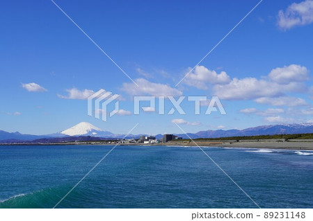 Mt. Fuji in the snow seen from the Chigasaki coast in winter 89231148